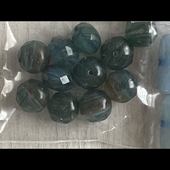 Assortment of gemstone, glass and pearl beads in blue shades - Picture 11 of 11